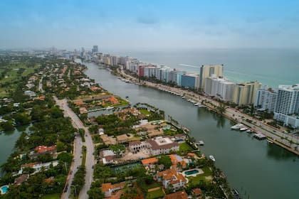 Así se ve desde el aire Indian Creek, la isla elegida por las estrellas y los millonarios en Miami