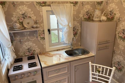 Asi se ve el interior de una de las casitas, con bacha de acero inoxidable y mesada de porcelanato líquido