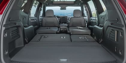Así se ve el interior del GMC Acadia con todas las filas de asientos abatidas (GMC)