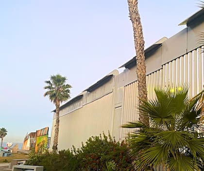 Así se ve el nuevo muro que se instaló en el Parque de la Amistad, en San Diego