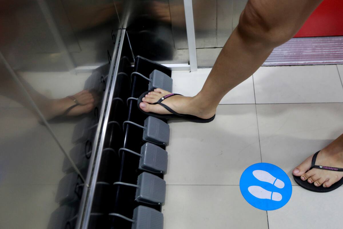 Así se ve el nuevo sistema de pedales para acceder a las diferentes plantas de la tienda comercial en Tailandia