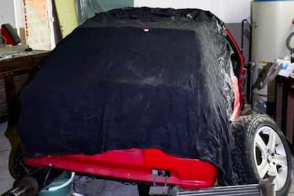 Así se ve el Peugeot 106 Rallye N1 rojo que parece haber quedado a medio reparar