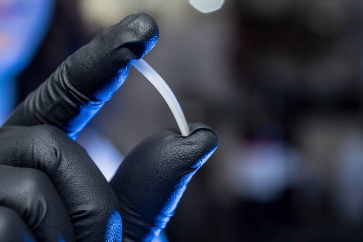 Así se ve el polímero que cuenta con propiedades similares al plástico comercial, pero que puede ser reciclado de forma indefinida