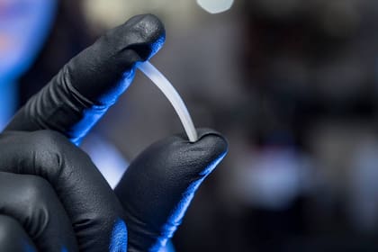 Así se ve el polímero que cuenta con propiedades similares al plástico comercial, pero que puede ser reciclado de forma indefinida