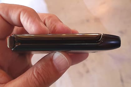 Así se ve el teléfono cuando está cerrado; por la disposición interna de la pantalla no está obligado a dejar una luz entre las tapas