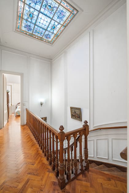 Así se ve el vitral cenital que deja pasar la luz hacia la escalera