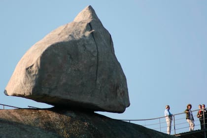 Así se ve hoy la réplica de la piedra movediza