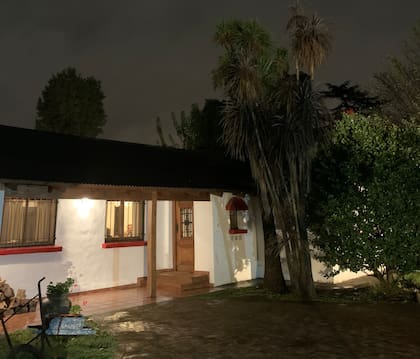 Así se ve la fachada del Solar Aviñón a la noche.