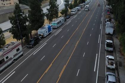 Así se ve la fila de vehículos estacionada en Los Ángeles