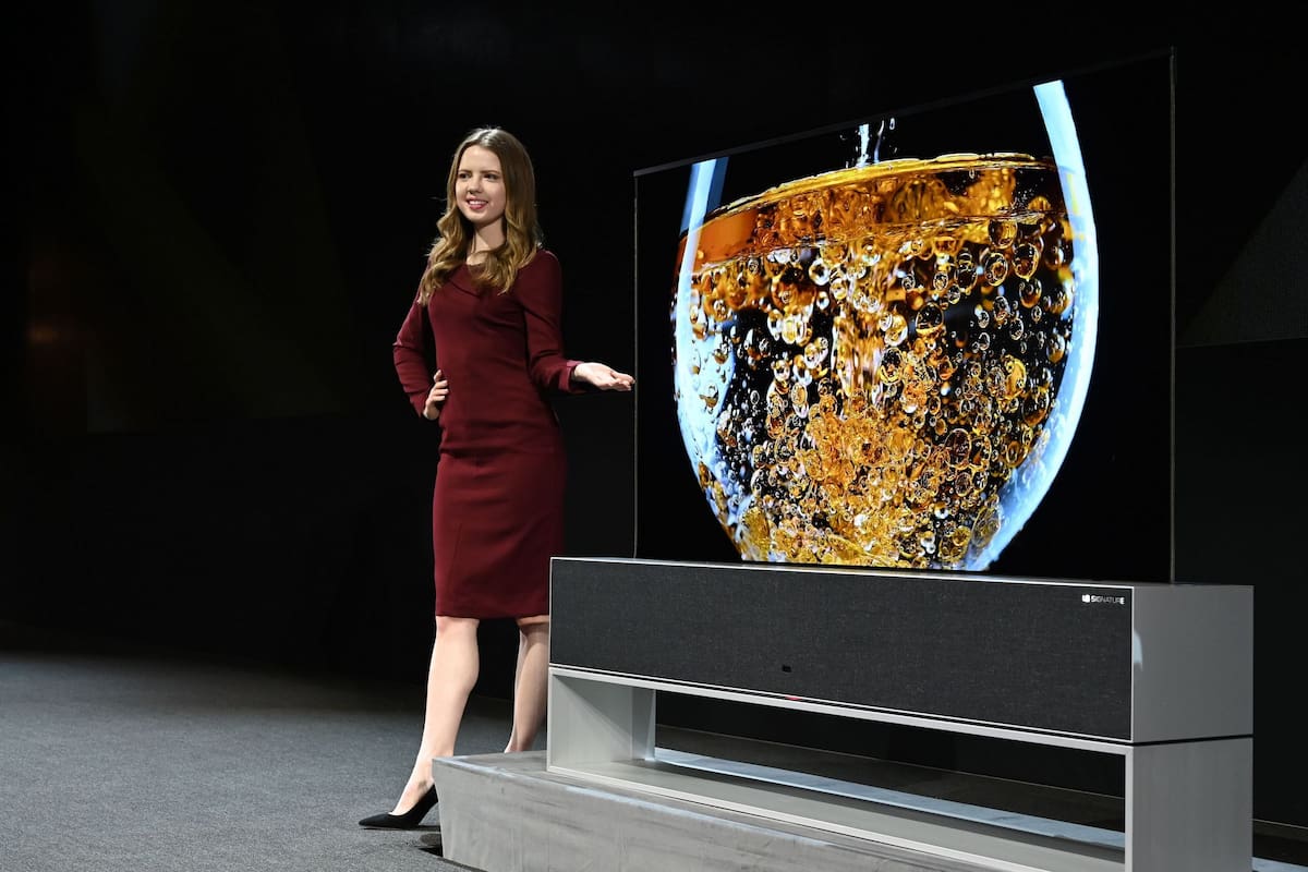 Así se ve la pantalla desplegada del televisor enrrollable que LG presentó en la previa de la feria CES de Las Vegas
