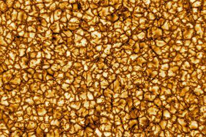 Así se ve la superficie del Sol en la primera foto capturada por el telescopio solar más grande del mundo, ubicado en la cima del monte Haleakala en Maui, Hawai