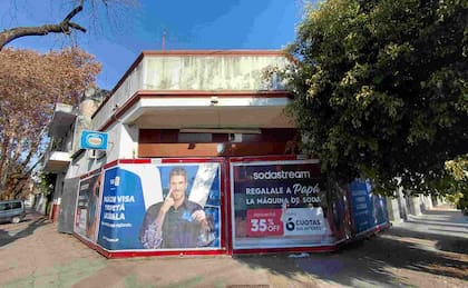 Así se ve la vivienda familiar que se encuentra sobre la calle Santa Tome 5102, esquina Cervantes, Monte Castro