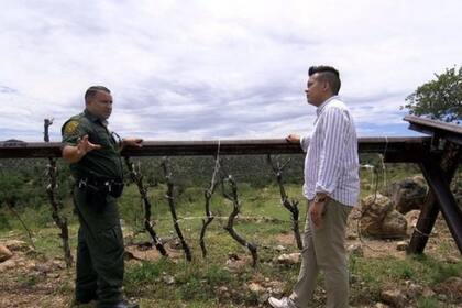 Así se ve la zona con púas y alambres. El suelo está lleno de sensores