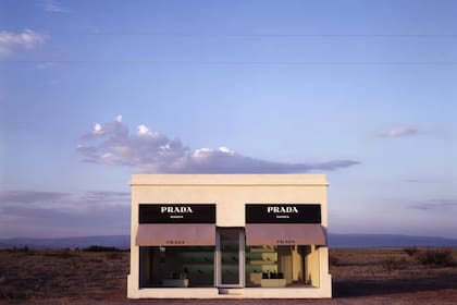 Así se ve Prada Marfa, la no-tienda de Prada en medio del desierto de Chihuahua, en el oeste de Texas