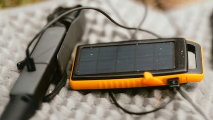 Así se ve un cargador solar portátil