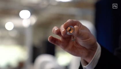 Así se ve un chip de Neuralink que se implanta en el cerebro, y que permite crear un vínculo directo entre la mente de una persona y una computadora
