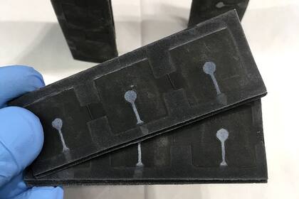 Así se ve una batería de papel que funciona con baterias; ofrece pocos microvatios y podría ser de utilidad para la futura generación de sensores online