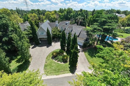 Así se ve una de las casas en venta en el country, con 745m² y 11 ambientes tiene un precio de US$2.000.000