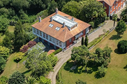 Así se ve una de las viviendas que está situada dentro del predio del castillo