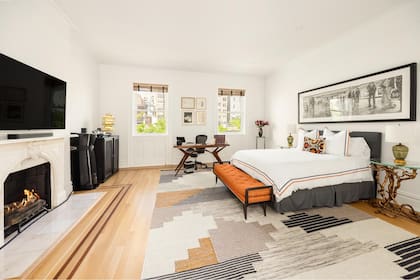 Así se ve uno de los cinco dormitorios dentro de la casa (Douglas Elliman)