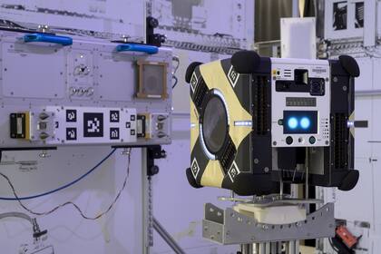 Así se ve uno de los robots flotantes de la plataforma Astrobee junto a la estación de carga