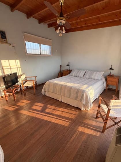 Así se ve uno de los tres cuartos de una casa en alquiler en Luján por $12.500.000 la noche