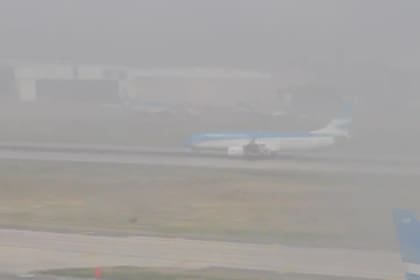 Así se veía ayer la niebla en Aeroparque, hoy por segundo día consecutivo hay demoras en los vuelos