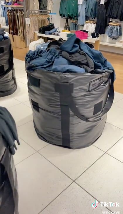 Así se veía la ropa en la tienda de GAP
