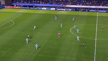 Así se veía por la transmisión la diferencia del campo de juego, de un sector y otro