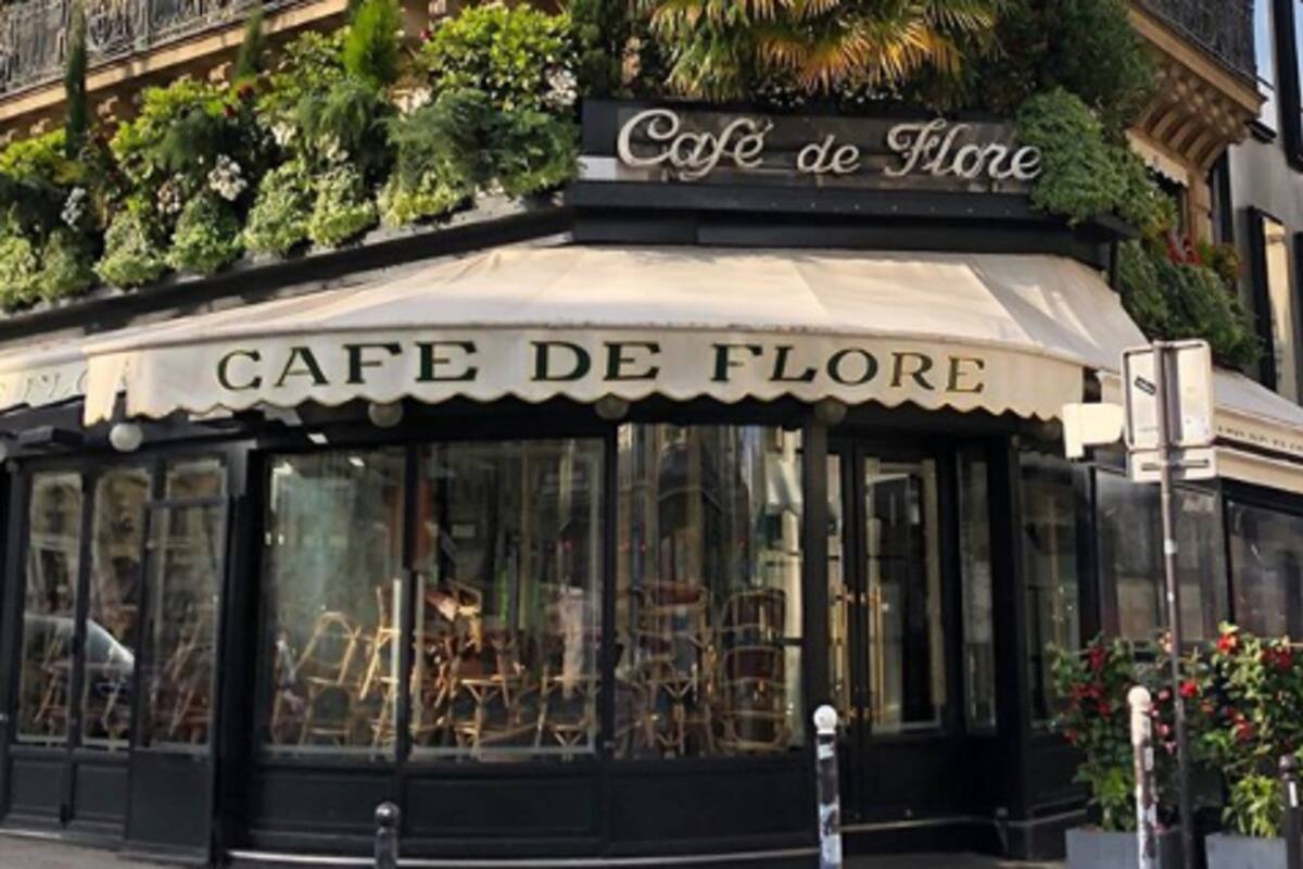 Así se veía uno de los cafés más icónicos de la capital francesa durante la cuarentena. Hoy las multitudes parecen haber tomado las calles