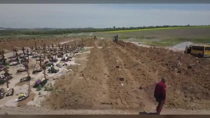Así se ven las fosas comunes de Mariúpol