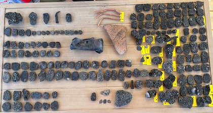 Así se ven las monedas de plata descubiertas en el fondo del océano Atlántico