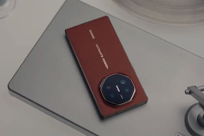 Así se verá el Huawei Mate XT, el primer teléfono de doble bisagra, cuando está cerrado
