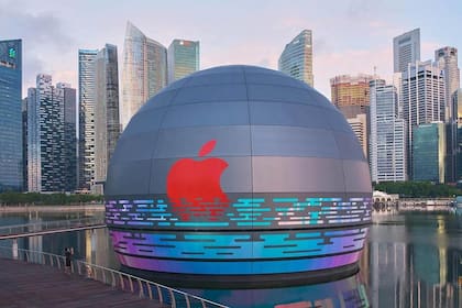 Así se verá la tercera tienda oficial de Apple en Singapur, ubicada en la exclusiva zona de Marina Bay Sand con una llamativa estructura esférica flotante