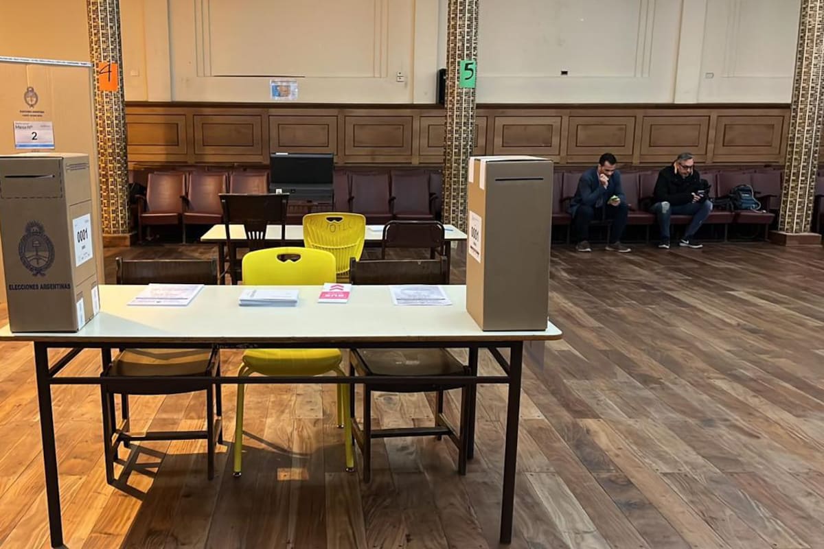 Así se verán las mesas electorales porteñas el 13 de agosto, con dos urnas para la elección concurrente, la máquina de votación y el cuarto oscuro móvil