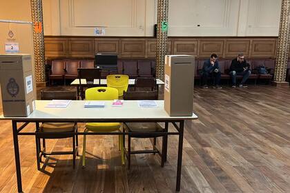 Así se verán las mesas electorales porteñas el 13 de agosto, con dos urnas para la elección concurrente, la máquina de votación y el cuarto oscuro móvil