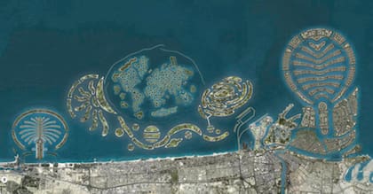 Así se vería el proyecto completado del jeque Mohammed. El Mundo aparece rodeado por otras islas que componen "El Universo". Sobre la derecha del cuadro se observa una palmera gigante, cuya construcción tampoco comenzó aún. Fuera de cuadro, a la izquierda, hay una segunda palmera, que está prácticamente terminada.