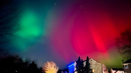Así se vieron las auroras boreales desde Chicago, con tonalidades verdes, rosas y rojas