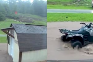 Un cobertizo y un cuatriciclo fueron arrastrados por las inundaciones junto a una casa de familia