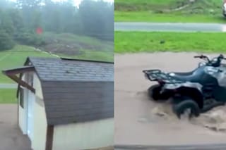Un cobertizo y un cuatriciclo fueron arrastrados por las inundaciones junto a una casa de familia
