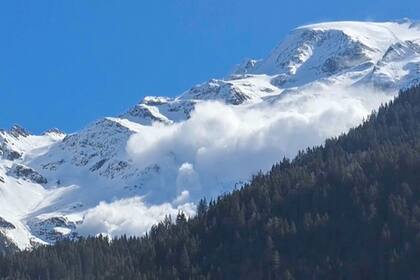 Así se vio la avalancha en el glaciar Armancette en Contamines-Montjoie, Francia, el domingo 9 de abril de 2023