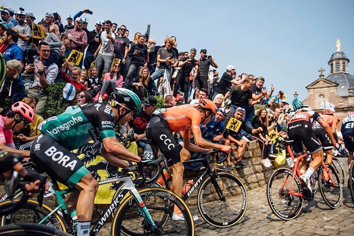 Así se viven, en tiempos normales, las carreras de ciclismo: con la gente al borde del circuito