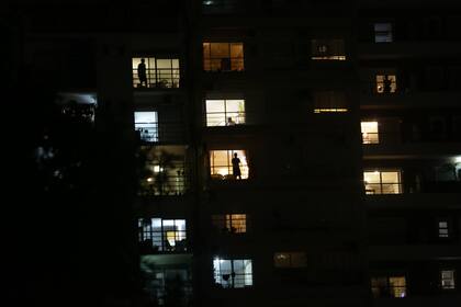 Aplausazos desde los edificios, en Villa Urquiza