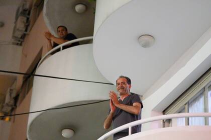 Aplausazos desde los edificios, por el personal de la salud