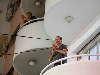 Aplausazos desde los edificios, por el personal de la salud