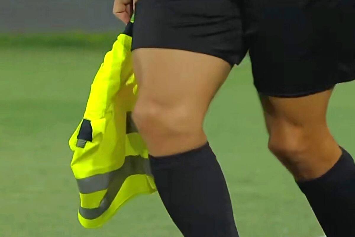 Así solucionaron los jueces asistentes la falta de banderines en el primer tiempo: pecheras refractarias, tan desprolijas como visibles, cumplieron bien la función.