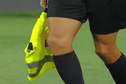 Así solucionaron los jueces asistentes la falta de banderines en el primer tiempo: pecheras refractarias, tan desprolijas como visibles, cumplieron bien la función.