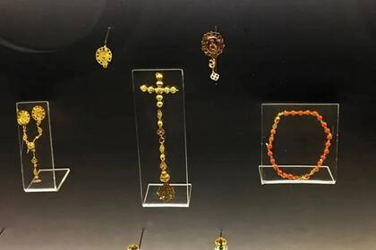 Así son las joyas que se hallaron en el galeón del siglo VIII en México