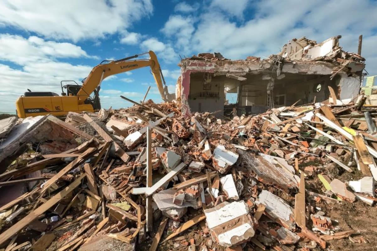 Así son las trabajos de demolición en Pinamar Golf
