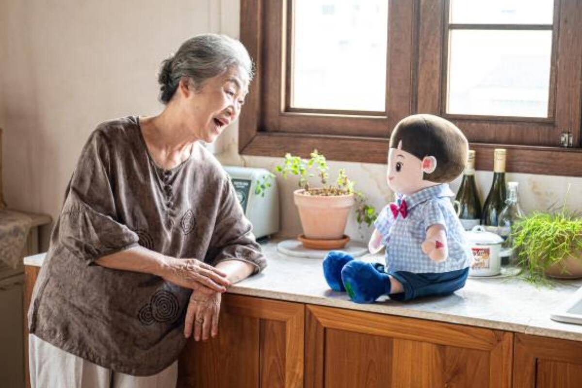 Así son los muñecos de Hyodol que funciona con inteligencia artificial y acompañan a los adultos mayores